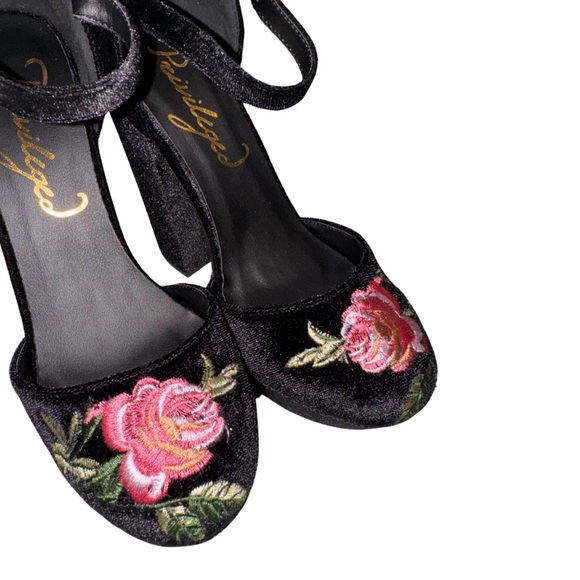 PRIVILEGED Floral Embroidery Velour Block Heels Women’s Shoes Size 6 - Picture 2 of 6